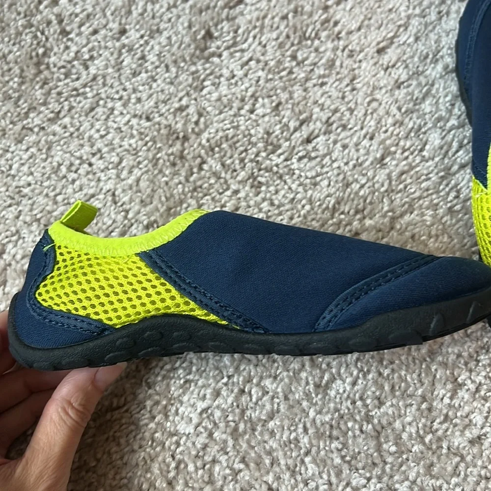 Kids water shoes, size 13/1
